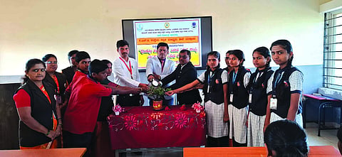 ಯಡ್ರಾಂವ ಕನ್ನಡ ಮಾಧ್ಯಮ ಶಾಲೆಯಲ್ಲಿ ಹಮ್ಮಿಕೊಂಡಿದ್ದ ಕಾನೂನು ಅರಿವು-ನೆರವು ಕಾರ್ಯಕ್ರಮ ಗಣ್ಯರು ಉದ್ಘಾಟಿಸಿದರು. ಕೆ.ಆರ್.ಕೋಟಿವಾಲೆ, ಎಸ್.ಎಂ.ಕಳ್ಳೆ, ಡಿ.ಬಿ.ಕಬ್ಬೂರೆ ಇತರರಿದ್ದರು.