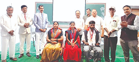 ಕೆಎಲ್‌ಇ ಸಂಸ್ಥೆ ಮಲಗೌಡ ಪಾಟೀಲ ಪದವಿಪೂರ್ವ ವಿದ್ಯಾಲಯದಲ್ಲಿ ಹಮ್ಮಿಕೊಂಡಿದ್ದ ಸ್ನೇಹಸಮ್ಮೇಳನದಲ್ಲಿ ರಾಷ್ಟ್ರಮಟ್ಟದ ಕ್ರೀಡೆಯಲ್ಲಿ ಸಾಧನೆಗೈದ ರೇಷ್ಮಾ ಸೂರ್ಯವಂಶಿ, ಮಹಾನಂದಾ ಬಾಪಕರ ಮತ್ತು ಪ್ರಮೋದ ಟೊಣ್ಣೆ ಅವರನ್ನು ಸನ್ಮಾನಿಸಲಾಯಿತು. ಜಗದೀಶ ಬಿಸೇರೊಟ್ಟಿ ಇತರರಿದ್ದರು.