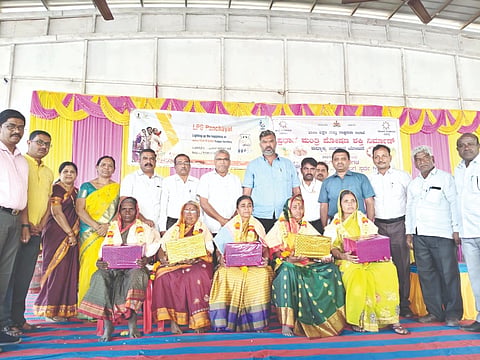 ಸವದತ್ತಿ ಪಟ್ಟಣದ ಗುರುಭವನ ಸಭಾಭವನದಲ್ಲಿ ನಿವೃತ್ತ ಅಡುಗೆ ಸಹಾಯಕಿಯರನ್ನು ಸನ್ಮಾನಿಸಲಾಯಿತು. ಶಾಸಕ ವಿಶ್ವಾಸ ವೈದ್ಯ, ತಾಪಂ ಇಒ ಆನಂದ ಬಡಕುಂದ್ರಿ, ಬಿಇಒ ಅಕ್ಬರಲಿ ಖಾಜಿ, ಮೈತ್ರಾದೇವಿ ವಸದ, ಆನಂದ ಬಡಕುಂದ್ರಿ ಇತರರಿದ್ದರು.