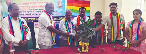 ಸಿಂಧನೂರಿನ ಸಹಕಾರ ಸಂಘಗಳ ಸಹಾಯಕ ನಿಬಂಧಕರ ಕಚೇರಿಯಲ್ಲಿ ಶನಿವಾರ ಏರ್ಪಡಿಸಿದ್ದ ಕಾರ್ಯಾಗಾರದಲ್ಲಿ ಸಹಕಾರ ಸಂಘಗಳ ಲೆಕ್ಕ ಪರಿಶೋಧನಾ ಉಪನಿರ್ದೇಶಕ ಬಸವರಾಜ ಕೊಂಕಲ್ ಉದ್ಘಾಟಿಸಿದರು. ಪ್ರಮುಖರಾದ ಚಂದ್ರಶೇಖರ, ಲಿಯಾಕತ್ ಅಲಿ, ಆದನಗೌಡ ಕಲ್ಲೂರು, ಗಾಯತ್ರಿ ವೈ. ಇತರರಿದ್ದರು.