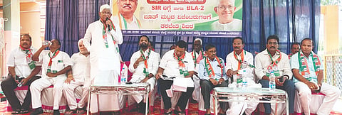 ಸಿಂಧನೂರಿನಲ್ಲಿ ನಗರ ಮತ್ತು ಗ್ರಾಮೀಣ ಬ್ಲಾಕ್ ಕಾಂಗ್ರೆಸ್ ಸಮಿತಿ ವತಿಯಿಂದ ಬೂತ್ ಮಟ್ಟದ ಏಜೆಂಟರಿಗೆ ಏರ್ಪಡಿಸಿದ್ದ ತರಬೇತಿ ಶಿಬಿರದಲ್ಲಿ ಶಾಸಕ ಹಂಪನಗೌಡ ಬಾದರ್ಲಿ ಮಾತನಾಡಿದರು. ಎಂಎಲ್ಸಿ ಎ.ವಸಂತಕುಮಾರ, ಜಿಲ್ಲಾ ಕಾಂಗ್ರೆಸ್ ಅಧ್ಯಕ್ಷ ಬಸವರಾಜ ಪಾಟೀಲ್ ಇಟಗಿ, ನಯೋಪ್ರಾ ಮಾಜಿ ಅಧ್ಯಕ್ಷ ಎಂ.ಕಾಳಿಂಗಪ್ಪ, ಜಿಪಂ ಮಾಜಿ ಸದಸ್ಯ ಆರ್.ತಿಮ್ಮಯ್ಯ ನಾಯಕ ಇತರರಿದ್ದರು.