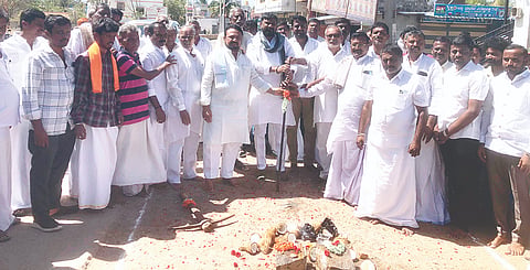ತುರ್ವಿಹಾಳದಲ್ಲಿ ರಸ್ತೆ ವಿಸ್ತರಣೆ, ಡಾಂಬರೀಕರಣ ಕಾಮಗಾರಿಗೆ ಶಾಸಕ ಆರ್. ಬಸನಗೌಡ ತುರ್ವಿಹಾಳ ಭೂಮಿಪೂಜೆ ನೆರವೇರಿಸಿದರು. ಪಪಂ ಅಧ್ಯಕ್ಷ ಬಾಪುಗೌಡ, ಪ್ರಮುಖರಾದ ಮಲ್ಲನಗೌಡ ದೇವರಮನಿ, ಬಾಪುಗೌಡ, ಸಿರಾಜ್ ಪಾಷಾ ಇತರರಿದ್ದರು.