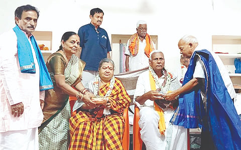 ಸಿಂಧನೂರಿನ ಬ್ರಾಹ್ಮಣರ ಓಣಿಯ ಶ್ರೀ ರಾಮಮಂದಿರದಲ್ಲಿ ಭಾನುವಾರ ಹಮ್ಮಿಕೊಂಡಿದ್ದ ಕಾರ್ಯಕ್ರಮದಲ್ಲಿ ಅಧಿಕಮಾಸ ನಿಮಿತ್ತ ಸಾಧಕರಾದ ವೆಂಕಣ್ಣಾಚಾರ್ಯ ಜೋಶಿ ದಂಪತಿಯನ್ನು ಸನ್ಮಾನಿಸಲಾಯಿತು. 