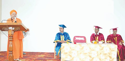ಸಂಕೇಶ್ವರ ಸಮೀಪದ ನಿಡಸೋಸಿಯ ಎಸ್‌ಜೆಪಿಎನ್ ಟ್ರಸ್ಟ್ ಪದವಿ ಮಹಾವಿದ್ಯಾಲಯದಲ್ಲಿ ಹಮ್ಮಿಕೊಂಡಿದ್ದ ಪದವಿ ಪ್ರದಾನ ಸಮಾರಂಭದಲ್ಲಿ ಡಾ.ಶಿವಲಿಂಗೇಶ್ವರ ಸ್ವಾಮೀಜಿ ಮಾತನಾಡಿದರು. ಬಸವರಾಜ ಹಾಲಬಾವಿ, ಉಮೇಶ ನಾಯಕ, ಜಿ.ಬಿ.ಸಂಗೋಟಿ ಇದ್ದರು.