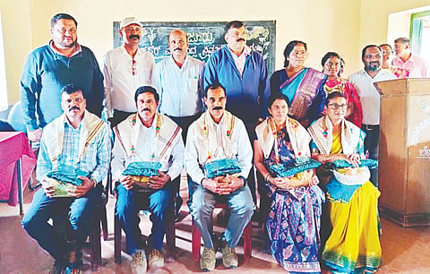 ಸೋಮವಾರಪೇಟೆ ಕಾಜೂರು ಕ್ಲಸ್ಟರ್ ವತಿಯಿಂದ ಕ್ಲಸ್ಟರ್ ವ್ಯಾಪ್ತಿಯಲ್ಲಿ ಸೇವೆ ಸಲ್ಲಿಸಿ ವರ್ಗಾವಣೆಗೊಂಡ ಶಿಕ್ಷಕರು ಹಾಗೂ ಸೇವೆಯಿಂದ ನಿವೃತ್ತರಾದ ಶಿಕ್ಷಕರನ್ನು ಬೇಳೂರು ಸರ್ಕಾರಿ ಹಿರಿಯ ಪ್ರಾಥಮಿಕ ಶಾಲೆಯಲ್ಲಿ ಆಯೋಜಿಸಿದ್ದ ಸಮಾರಂಭದಲ್ಲಿ ಸನ್ಮಾನಿಸಲಾಯಿತು. ಕೃಷ್ಣಪ್ಪ, ಯಶವಂತ್, ಸರಳಾ ಕುಮಾರಿ ಇದ್ದರು. 
