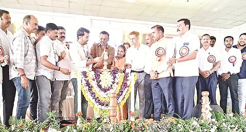 ಸೋಮವಾರಪೇಟೆಯ ಒಕ್ಕಲಿಗರ ಸಮುದಾಯ ಭವನದಲ್ಲಿ ಆಯೋಜಿಸಿಗಿದ್ದ ಕಾರ್ಯಕ್ರಮವನ್ನು ಶಾಸಕ ಡಾ.ಮಂತರ್ ಗೌಡ ಉದ್ಘಾಟಿಸಿದರು. ಕೃಷ್ಣಪ್ಪ, ಚೇತನ್, ಪ್ರದೀಪ್, ಪ್ರಸನ್ನ ಕುಮಾರ್ ಇದ್ದರು.  