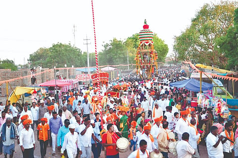 ಆಲದಕಟ್ಟಿ ಕೆ.ಎಂ. ಗ್ರಾಮದಲ್ಲಿ ಶಿವಯೋಗೀಶ್ವರ ಜಾತ್ರಾ ಮಹೋತ್ಸವದ ಅಂಗವಾಗಿ ಹಮ್ಮಿಕೊಂಡಿದ್ದ ರಥೋತ್ಸವ ಅದ್ದೂರಿಯಾಗಿ ಜರುಗಿತು.