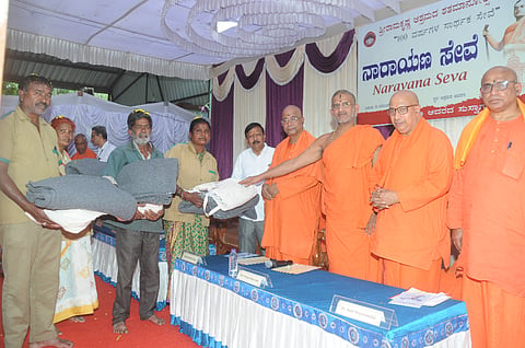 ರಾಮಕೃಷ್ಣ ಆಶ್ರಮದ ಆವರಣದಲ್ಲಿ ಶುಕ್ರವಾರ ಪೌರಕಾರ್ಮಿಕರಿಗೆ ನಾರಾಯಣ ಸೇವೆ ಸಲ್ಲಿಸುವ ಮೂಲಕ ಆಶ್ರಮದ ಶತಮಾನೋತ್ಸವ ಕಾರ್ಯಕ್ರಮಕ್ಕೆ ಚಾಲನೆ ನೀಡಲಾಯಿತು. ಶ್ರೀ ವಿಶ್ವಪ್ರಸನ್ನ ತೀರ್ಥ ಸ್ವಾಮೀಜಿ, ಸ್ವಾಮಿ ಮುಕ್ತಿದಾನಂದ, ಸ್ವಾಮಿ ಅನುಪಮಾನಂದ, ಸ್ವಾಮಿ ಬೋಧಸ್ವರೂಪಾನಂದ ಇತರರಿದ್ದರು