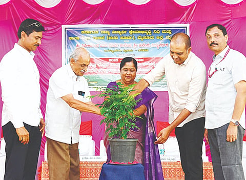  ಸ್ವಾಮಿ ವಿವೇಕಾನಂದ ಪದವಿಪೂರ್ವ ಕಾಲೇಜಿನ ಆವರಣದಲ್ಲಿ ಗುರುವಾರ ಆಯೋಜಿಸಿದ್ದ ಜಿಲ್ಲಾ ಮಟ್ಟದ ಸಾಂಸ್ಕೃತಿಕ ಮತ್ತು ಸಹಪಠ್ಯೇತರ ಚಟುವಟಿಕೆಗಳ ಕಾರ್ಯಕ್ರಮವನ್ನು ಪದವಿಪೂರ್ವ ಶಿಕ್ಷಣ ಇಲಾಖೆಯ ಉಪನಿರ್ದೇಶಕಿ ಎಂ.ಪಿ.ನಾಗಮ್ಮ ಉದ್ಘಾಟಿಸಿದರು. ಡಾ.ಜೆ.ಶಶಿಧರ್‌ಪ್ರಸಾದ್, ಶಿವಸುಂದರ ಸತ್ಯೇಂದ್ರ, ಜಿ.ರಮೇಶ್, ಡಾ.ಎಂ.ವೆಂಕಟೇಶ್ ಇನ್ನಿತರರಿದ್ದರು.