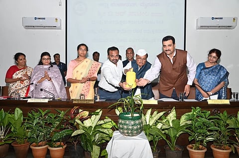 ಮೈಸೂರು ಜಿಲ್ಲಾ ಪಂಚಾಯಿತಿ ಸಭಾಂಗಣದಲ್ಲಿ ಗುರುವಾರ ಹಮ್ಮಿಕೊಳ್ಳಲಾಗಿದ್ದ ಸಭೆಯನ್ನು ರಾಜ್ಯ ನೀತಿ ಮತ್ತು ಮತ್ತು ಯೋಜನಾ ಆಯೋಗದ ಉಪಾಧ್ಯಕ್ಷ ಬಿ.ಆರ್. ಪಾಟೀಲ್ ಉದ್ಘಾಟಿಸಿದರು. ಯುಕೇಶ್‌ಕುಮಾರ್, ಕೆ.ಆರ್.ನಂದಿನಿ, ಎಸ್.ಬಸವರಾಜು, ರಮಣ್‌ದೀಪ್ ಚೌಧರಿ ಇತರರಿದ್ದರು.