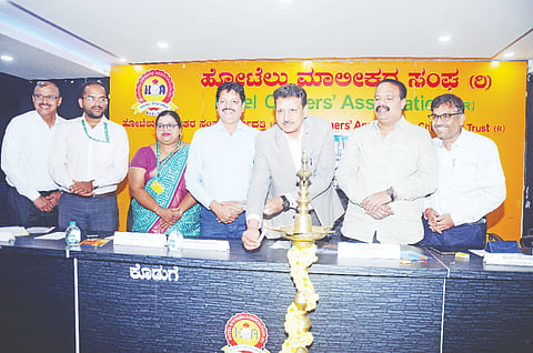 ಕೃಷ್ಣಮೂರ್ತಿಪುರಂನ ಹೋಟೆಲ್ ಮಾಲೀಕರ ಸಂಘದಲ್ಲಿ ಶುಕ್ರವಾರ ಆಯೋಜಿಸಿದ್ದ ಪಿಎಂವಿಬಿಆರ್‌ವೈ ಕುರಿತು ಜಾಗೃತಿ, ಸಂವಾದ ಕಾರ್ಯಕ್ರಮವನ್ನು ಇಪಿಎಫ್‌ಒ ಪ್ರಾದೇಶಿಕ ಆಯುಕ್ತ ವಿನೀತ್‌ಕುಮಾರ್ ಉದ್ಘಾಟಿಸಿದರು. ಬಿ.ಎಸ್.ಶ್ರುತಿ,  ಪ್ರಫುಲ್ ಇಟ್ಟಿ, ಸಿ.ನಾರಾಯಣಗೌಡ, ಆರ್.ರವೀಂದ್ರ ಭಟ್, ರವಿಶಾಸ್ತ್ರಿ, ಸುಬ್ರಹ್ಮಣ್ಯ ಆರ್. ತಂತ್ರಿ ಇದ್ದರು.