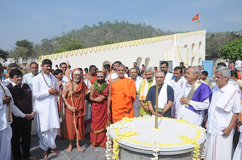 ಮೈಸೂರಿನ ಉತ್ತನಹಳ್ಳಿಯಲ್ಲಿರುವ ಭಾರತೀ ಯೋಗಧಾಮದಲ್ಲಿ ಭಾನುವಾರ ಜಂತರ್ ಮಂತರ್ ವೇದಶಾಲೆಯನ್ನು ಗಣ್ಯರು ಉದ್ಘಾಟಿಸಿದರು. ಪೇಜಾವರ ಅಧೋಕ್ಷಜ ಮಠದ ಶ್ರೀ ವಿಶ್ವಪ್ರಸನ್ನ ತೀರ್ಥ ಸ್ವಾಮೀಜಿ, ಕೂಡ್ಲಿ ಶೃಂಗೇರಿ ಮಠದ ಶ್ರೀ ಅಭಿನವ ಶಂಕರಭಾರತೀ ಸ್ವಾಮೀಜಿ, ಅಧ್ಯಾತ್ಮ ಪ್ರಕಾಶ ಕಾರ್ಯಾಲಯದ ಶ್ರೀ ಪ್ರಕಾಶಾನಂದೇಂದ್ರ ಸರಸ್ವತೀ ಸ್ವಾಮೀಜಿ, ಡಾ.ಕೆ. ಎಲ್.ಶಂಕರನಾರಾಯಣ ಜೋಯಿಸ್ ಇತರರಿದ್ದರು.