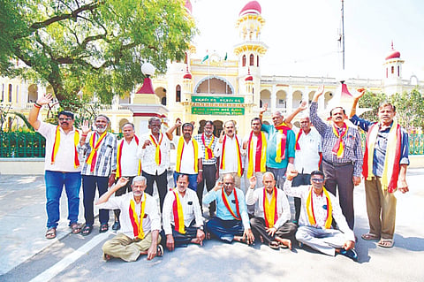 ಹಳೇ ಜಿಲ್ಲಾಧಿಕಾರಿ ಕಚೇರಿ ಕಟ್ಟಡಕ್ಕೆ ನಗರ ಪಾಲಿಕೆಯ ಪ್ರಧಾನ ಕಚೇರಿ ಸ್ಥಳಾಂತರಿಸುವಂತೆ ಒತ್ತಾಯಿಸಿ ಮೈಸೂರು ಕನ್ನಡ ವೇದಿಕೆಯಿಂದ ನಗರ ಪಾಲಿಕೆ ಮುಂಭಾಗ  ಪ್ರತಿಭಟನೆ ನಡೆಸಲಾಯಿತು.
