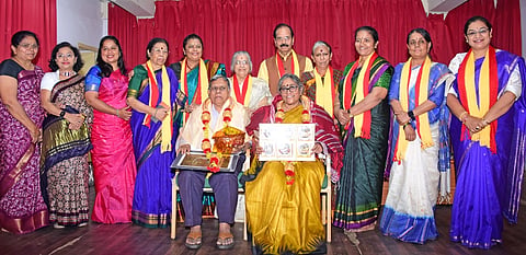 ವಿಜಯನಗರದ ಜಿಲ್ಲಾ ಸಾಹಿತ್ಯ ಭವನದಲ್ಲಿ ಬುಧವಾರ ಕರ್ನಾಟಕ ಲೇಖಕಿಯರ ಸಂಘದ ಅಧ್ಯಕ್ಷೆ ಡಾ.ಡಿ.ಆರ್.ಸುನಂದಮ್ಮ ಅವರನ್ನು ಅಭಿನಂದಿಸಲಾಯಿತು. ಡಾ.ಎಂ.ಎಸ್.ವೇದಾ, ಮಡ್ಡೀಕೆರೆ ಗೋಪಾಲ್, ಮಂಜುಳಾ ಮಾನಸ, ಹೇಮಾ ನಂದೀಶ್, ಮೀನಾ ಮೈಸೂರು, ಉಷಾ ನರಸಿಂಹನ್, ಲಕ್ಷ್ಮಿ ಇತರರಿದ್ದರು.