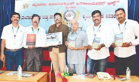 ಮೈಸೂರು ಫೋಟೋಗ್ರಾಫರ್ ಅಸೋಸಿಯೇಷನ್ ಟ್ರಸ್ಟ್‌ನಿಂದ ಆಯೋಜಿಸಿದ್ದ ಕಾರ್ಯಕ್ರಮದಲ್ಲಿ ಕೆ.ಪರಮೇಶ ಅವರು ಛಾಯಾಚಿತ್ರ ಪುಸ್ತಕ ಹಾಗೂ ಸಂಘದ ಸದಸ್ಯರ ಕೈಪಿಡಿ ಬಿಡುಗಡೆಗೊಳಿಸಿದರು. ಎ.ಶಾಂತಪ್ಪ, ಎಸ್.ರಾಮಪ್ರಸಾದ್, ಎನ್.ಮುರಳಿಧರ್, ಎಂ.ಆರ್.ರೂಪೇಶ್, ರವೀಂದ್ರ ಲಾಲ್ ಇತರರು ಇದ್ದರು.