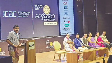 ವಿಜಯನಗರದಲ್ಲಿರುವ ಜೆಸಿಎಸಿ ಸಭಾಂಗಣದಲ್ಲಿ ಆಯೋಜಿಸಿದ್ದ ‘ಉತ್ತರಾಯಣ’ ಕಲಾ ಮತ್ತು ಸಾಂಸ್ಕೃತಿಕ ಕಾರ್ಯಕ್ರಮದ ಸಮಾರೋಪದಲ್ಲಿ ಪ್ರೊ.ಎಂ.ಕೃಷ್ಣೇಗೌಡ, ಟಿ.ಎಸ್.ನಾಗಾಭರಣ, ಆರ್.ಕೆ.ಪದ್ಮನಾಭ, ಜಗನ್ನಾಥ ಶಣೈ, ಕುಸುಮಾ ಶೆಣೈ ಇದ್ದರು.