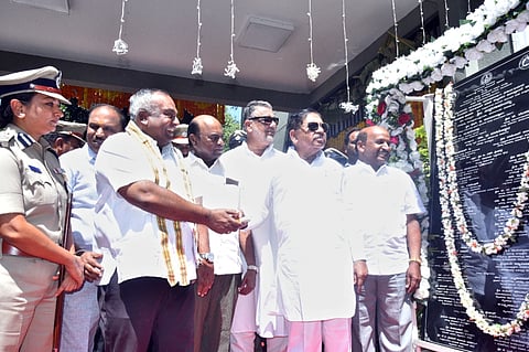 ಮೈಸೂರಿನ ಸಿದ್ದಾರ್ಥನಗರದಲ್ಲಿ ನೂತನವಾಗಿ ನಿರ್ಮಿಸಲಾಗಿರುವ ಸಿದ್ದಾರ್ಥನಗರ ಸಂಚಾರ ಪೊಲೀಸ್‌ಠಾಣೆ ಕಟ್ಟಡವನ್ನು ಶನಿವಾರ ಗೃಹ ಸಚಿವ ಜಿ.ಪರಮೇಶ್ವರ ಉದ್ಘಾಟಿಸಿದರು. ಶಾಸಕರಾದ ತನ್ವೀರ್‌ಸೇಠ್, ಶ್ರೀವತ್ಸ, ವಿಧಾನಪರಿಷತ್ ಸದಸ್ಯ ಸಿ.ಎನ್. ಮಂಜೇಗೌಡ, ನಗರ ಪೊಲೀಸ್ ಆಯುಕ್ತೆ ಸೀಮಾ ಲಾಟ್ಕರ್ ಇತರರಿದ್ದರು.