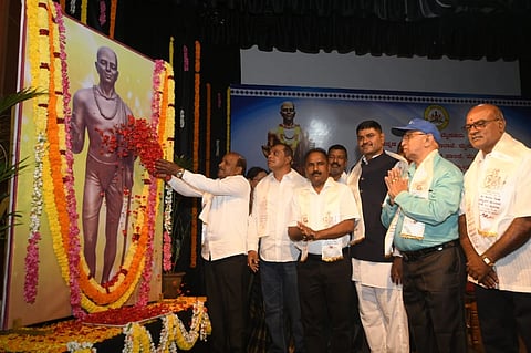 ಕಿರುರಂಗಮಂದಿರದಲ್ಲಿ ಶುಕ್ರವಾರ ಆಯೋಜಿಸಿದ್ದ ಸಂತ ಕವಿ ಸರ್ವಜ್ಞ ಜಯಂತಿಯನ್ನು ಎಂಎಲ್‌ಸಿ ಸಿ.ಎನ್.ಮಂಜೇಗೌಡ ಉದ್ಘಾಟಿಸಿದರು. ಕೆ.ಎಸ್.ಮಧುಸೂಧನ್, ವಿ.ಎನ್.ಮಲ್ಲಿಕಾರ್ಜುನಸ್ವಾಮಿ, ಡಾ.ಎಂ.ಡಿ.ಸುದರ್ಶನ್, ಪ್ರಕಾಶ್, ಕೆ.ಪಿ.ವೆಂಕಟೇಶ್ ಇತರರಿದ್ದರು.
