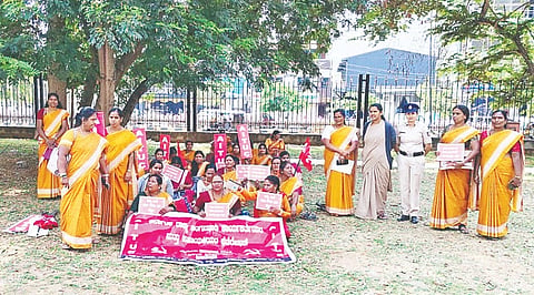  ಗೌರವಧನ ಹೆಚ್ಚಳ ಸೇರಿದಂತೆ ವಿವಿಧ ಬೇಡಿಕೆ ಈಡೇರಿಕೆಗೆ ಆಗ್ರಹಿಸಿ ಕರ್ನಾಟಕ ರಾಜ್ಯ ಅಂಗನವಾಡಿ ಕಾರ್ಯಕರ್ತೆಯರ ಮತ್ತು ಸಹಾಯಕಿಯರ ಫೆಡರೇಷನ್‌ನಿಂದ ಪ್ರತಿಭಟನೆ ನಡೆಯಿತು. ಮಹದೇವಮ್ಮ, ಮಂಜುಳಾ, ವನಜಾ ಇತರರಿದ್ದರು.