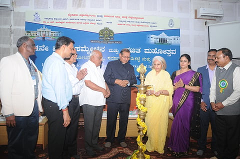 ನಗರದ ಕರ್ನಾಟಕ ರಾಜ್ಯ ಮುಕ್ತ ವಿಶ್ವವಿದ್ಯಾಲಯದ ಕಾವೇರಿ ಸಭಾಂಗಣದಲ್ಲಿ ಗುರುವಾರ ಆಯೋಜಿಸಿದ್ದ ಕಾರ್ಯಕ್ರಮವನ್ನು ಗಣ್ಯರು ಉದ್ಘಾಟಿಸಿದರು. ಕೆ.ಆರ್.ರಮೇಶ್ ಕುಮಾರ್, ರಾಜವಂಶಸ್ಥೆ ಪ್ರಮೋದಾದೇವಿ ಒಡೆಯರ್, ಪ್ರೊ.ಶರಣಪ್ಪ ವಿ. ಹಲಸೆ, ಪ್ರೊ.ಎಸ್.ಕೆ.ನವೀನ್ ಕುಮಾರ್, ಎಂ.ಕೆ. ಸವಿತಾ ಇದ್ದರು.