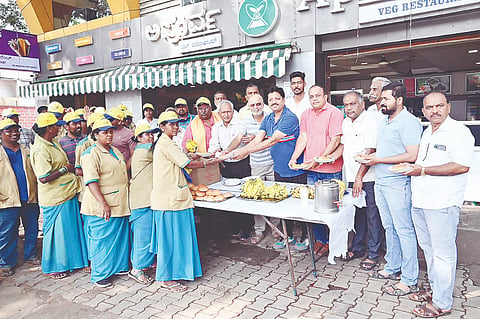 ಕಾರ್ಮಿಕರ ದಿನಾಚರಣೆ ಅಂಗವಾಗಿ ಪೌರಕಾರ್ಮಿಕರಿಗೆ ತಲೆಗೆ ಟೋಪಿ ಹಾಗೂ ಟೀ, ಬನ್, ಬಾಳೆಹಣ್ಣು ನೀಡುವ ಮೂಲಕ ಪೌರಕಾರ್ಮಿಕರನ್ನು ಸತ್ಕರಿಸಲಾಯಿತು. ಸಿ.ನಾರಾಯಣಗೌಡ,  ಬಸವರಾಜ್ ಬಸಪ್ಪ, ಅಪೂರ್ವ ಸುರೇಶ್, ಸುರೇಶ್,  ಜಗದೀಶ್,  ಜಯರಾಮ್, ಶಿವಪ್ರಸಾದ್ ಇತರರಿದ್ದರು.