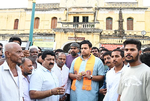  ದೇವರಾಜ ಮಾರುಕಟ್ಟೆ ವ್ಯಾಪಾರಸ್ಥರೊಂದಿಗೆ ಸಮಾಲೋಚನೆ ನಡೆಸಿದ ಸಂಸದ ಯದುವೀರ್ ಕೃಷ್ಣದತ್ತ ಚಾಮರಾಜ ಒಡೆಯರ್