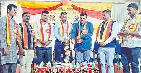 ಕೇಂದ್ರ ಕನ್ನಡ ಸಾಹಿತ್ಯ ವೇದಿಕೆಯಿಂದ ನಗರದಲ್ಲಿ ಆಯೋಜಿಸಿದ್ದ ವಿಚಾರಗೋಷ್ಠಿ ಉದ್ಘಾಟನೆ ಕಾರ್ಯಕ್ರಮದಲ್ಲಿ ಕೊಟ್ರೇಶ ಎಸ್.ಉಪ್ಪಾರ್, ಟಿ.ಸತೀಶ್ ಜವರೇಗೌಡ, ಕೆ.ನರಸಿಂಹಮೂರ್ತಿ, ಡಾ.ಅಂತೋಣಿ ಪೌಲ್ರಾಜ್, ಡಾ.ಉಮೇಶ್ ಬೇವಿನಹಳ್ಳಿ, ಬಸಪ್ಪ ಸಿ. ಸಾಲುಂಡಿ ಇತರರಿದ್ದರು.
