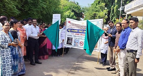 ಬಾಗಲಕೋಟೆ ಜಿಲ್ಲಾ ಆಸ್ಪತ್ರೆ ಆವರಣದಲ್ಲಿ ಭಾನುವಾರ ಹಮ್ಮಿಕೊಂಡಿದ್ದ ವಿಶ್ವ ತಂಬಾಕು ರಹಿತ ದಿನಾಚರಣೆಯ ಜಾಗೃತಿ ಜಾಥಾಗೆ ಜಿಲ್ಲಾ ಕಾನೂನು ಸೇವಾ ಪ್ರಾಽಕಾರದ ಸದಸ್ಯ ಕಾರ್ಯದರ್ಶಿ ಚಂದ್ರಶೇಖರ ದಿಡ್ಡಿ, ಡಿಎಚ್‌ಒ ಡಾ.ಮಂಜುನಾಥ ಹಸಿರು ನಿಶಾನೆ ತೋರಿಸಿದರು. 
