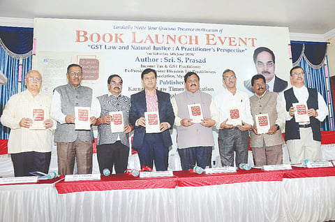  ನಗರದಲ್ಲಿ ಶನಿವಾರ ಆಯೋಜಿಸಿದ್ದ ಕಾರ್ಯಕ್ರಮದಲ್ಲಿ ಎಸ್.ಪ್ರಸಾದ್ ಅವರು ರಚಿಸಿರುವ ಜಿಎಸ್‌ಟಿ ಕುರಿತಾದ ಕೃತಿಯನ್ನು ವಾಣಿಜ್ಯ ತೆರಿಗೆ ಇಲಾಖೆಯ ಜಂಟಿ ಆಯುಕ್ತ (ಆಡಳಿತ) ಎಂ.ಬಾಲಸುಬ್ರಹ್ಮಣ್ಯ ಬಿಡುಗಡೆಗೊಳಿಸಿದರು. ಸತ್ಪಾಲ್ ಪುಲನಿ, ವಿನಾಯಕ್ ಪುಲನಿ, ವಿಷ್ಣುತೀರ್ಥ ಜಮಖಂಡಿ, ಬಿ.ಎಸ್.ವೆಂಕಟರಾಮು, ಎಸ್.ಪ್ರಸಾದ್ ಇನ್ನಿತರರಿದ್ದರು.