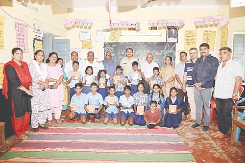 ಬಾಲ ಕಾರ್ಮಿಕ ಪದ್ಧತಿ ವಿರೋಧಿ ದಿನದ ಅಂಗವಾಗಿ ಚಾಮುಂಡಿಪುರಂನಲ್ಲಿರುವ ಬಾಲ ಬೋಧಿನಿ ಶಾಲೆಯಲ್ಲಿ ವಿದ್ಯಾರ್ಥಿಗಳಿಗೆ ನೋಟ್ ಪುಸ್ತಕ ವಿತರಿಸಲಾಯಿತು. ರವಿಶಂಕರ್, ಡಾ. ಕೆ.ಬಿ.ಲಿಂಗರಾಜು, ವಿಶ್ವನಾಥ್, ಅಪೂರ್ವ ಸುರೇಶ್, ವಿಕ್ರಂ ಅಯ್ಯಂಗಾರ್, ಬಸವರಾಜ್ ಬಸಪ್ಪ, ಶ್ರೀಕಾಂತ್‌ಕಶ್ಯಪ್, ಲತಾ ಇತರರಿದ್ದರು.