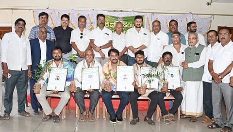  ವಿಕ್ರಂ ಅಯ್ಯಂಗಾರ್, ಮಂಜುನಾಥ್, ಕೃಷ್ಣಪ, ಲೋಹಿತ್, ಗಗನ್‌ಗೌಡ ಅವರಿಗೆ ಪರಿಸರ ಪ್ರೇಮಿ ಪ್ರಶಸ್ತಿ ನೀಡಿ ಗೌರವಿಸಲಾಯಿತು. ನಾರಾಯಣಗೌಡ, ಕೆ.ರಘುರಾಮ ವಾಜಪೇಯಿ, ಕೆ.ಬಿ.ಲಿಂಗರಾಜು, ಅಪೂರ್ವಾ ಸುರೇಶ್ ಇದ್ದರು.