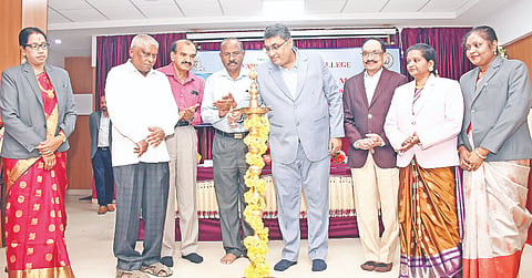ನಗರದ ವಿದ್ಯಾವರ್ಧಕ ಕಾನೂನು ಕಾಲೇಜಿನಲ್ಲಿ ಆಯೋಜಿಸಿದ್ದ ವಿಚಾರಸಂಕಿರಣವನ್ನು ಸಂತೋಷ್ ಗಜಾನನ ಭಟ್ ಉದ್ಘಾಟಿಸಿದರು. ಪಿ.ವಿಶ್ವನಾಥ್,  ಶ್ರೀಶೈಲ ರಾಮಣ್ಣವರ್, ಕೆ.ಎಂ.ರಾಜಶೇಖರ್, ಡಾ.ಪಿ.ದೀಪು, ಎಂ.ಜೆ.ಇಂದುಮತಿ, ಡಾ.ಶ್ರೀದೇವಿ ಕೃಷ್ಣಾ ಇತರರು ಇದ್ದರು.