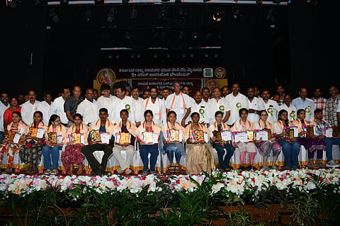 ನಗರದ ಕಲಾಮಂದಿರದಲ್ಲಿ ಆಯೋಜಿಸಿದ್ದ ಕಾರ್ಯಕ್ರಮದಲ್ಲಿ ಎಸ್ಸೆಸ್ಸೆಲ್ಸಿ, ಪಿಯುಸಿಯಲ್ಲಿ ಅಧಿಕ ಅಂಕ ಪಡೆದ ವಿದ್ಯಾರ್ಥಿಗಳಿಗೆ ಪ್ರತಿಭಾಪುರಸ್ಕಾರ ನೀಡಿ ಗೌರವಿಸಲಾಯಿತು. ಸತೀಶ್ ಜಾರಕಿಹೊಳಿ, ಅನಿಲ್‌ಚಿಕ್ಕಮಾದು, ಸಿ.ಎನ್.ಮಂಜೇಗೌಡ,  ಕಳಲೇ ಕೇಶವಮೂರ್ತಿ,  ಲೋಕೇಶ್ ಪಿಯಾ, ದೇವರಾಜು ಟಿ.ಕಾಟೂರು,  ಎಸ್.ಸಿ.ಬಸವರಾಜು ಇನ್ನಿತರರಿದ್ದರು.