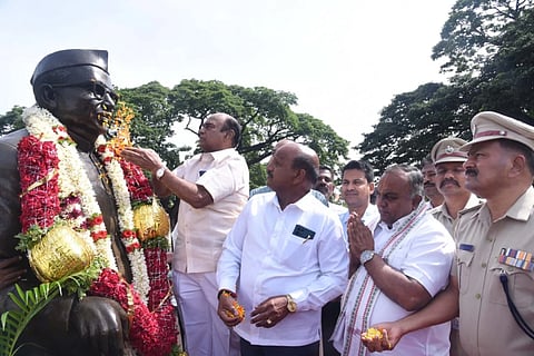ಡಾ.ಬಾಬು ಜಗಜೀವನ ರಾಮ್ ಅವರ ಪುಣ್ಯಸ್ಮರಣೆ ಅಂಗವಾಗಿ ಅವರ ಪ್ರತಿಮೆಗೆ ಗಣ್ಯರು ಮಾಲಾರ್ಪಣೆ ಮಾಡಿದರು. ಡಾ.ಡಿ.ತಿಮ್ಮಯ್ಯ, ಟಿ.ಎಸ್.ಶ್ರೀವತ್ಸ, ಸಿ.ಎನ್.ಮಂಜೇಗೌಡ, ಮಲ್ಲಿಕಾರ್ಜುನ ಬಾಲದಂಡಿ ಇದ್ದರು.