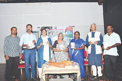 ರಂಗಾಯಣದ ಶ್ರೀರಂಗ ವೇದಿಕೆಯಲ್ಲಿ ಆಯೋಜಿಸಿದ್ದ ಕೃತಿ ಬಿಡುಗಡೆ ಕಾರ್ಯಕ್ರಮದಲ್ಲಿ ಡಾ.ಇ.ರತಿರಾವ್, ವಸಂತ, ಕೆ.ಸುಶೀಲಾ, ರಂಗಸ್ವಾಮಿ, ನಾ.ದಿವಾಕರ ಇದ್ದರು.