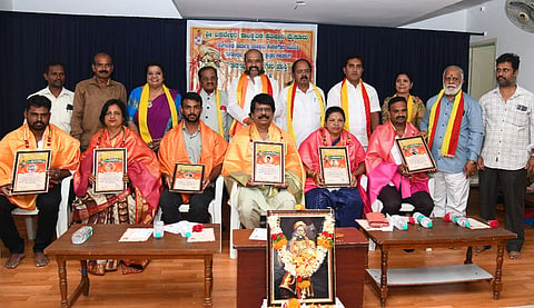 ವಿವಿಧ ಕ್ಷೇತ್ರದಲ್ಲಿ ಸಾಧನೆ ಗೈದ  ಬಿ.ಇ.ಗಿರೀಶ್ ಗೌಡ, ಜಯಪ್ಪ ಹೊನ್ನಾಳಿ, ಪ್ರೇಮಾ ಶಂಕರೇಗೌಡ, ಡಾ.ಎಚ್.ಡಿ.ಸರಿತಾ, ಸುಶೀಲ, ಕೆ.ಮಧು ಅವರಿಗೆ ‘ನಾಡಪ್ರಭು ಕೆಂಪೇಗೌಡರ’ ಪ್ರಶಸ್ತಿ ನೀಡಿ ಗೌರವಿಸಲಾಯಿತು. ಪಿ.ಪ್ರಶಾಂತ ಗೌಡ, ಡಾ.ಎಸ್.ಪಿ.ಯೋಗಣ್ಣ, ಡಾ.ಕೆ.ಲೀಲಾ ಪ್ರಕಾಶ್, ಡಾ.ಬಿ.ಆರ್.ನಟರಾಜ ಜೋಯ್ಸ, ಅಂಬಳೆ ಶಿವಣ್ಣ, ಮೂಗೂರು ನಂಜುಂಡಸ್ವಾಮಿ, ಬಸವರಾಜೇಂದ್ರ ಸ್ವಾಮಿ ಇತರರಿದ್ದರು.