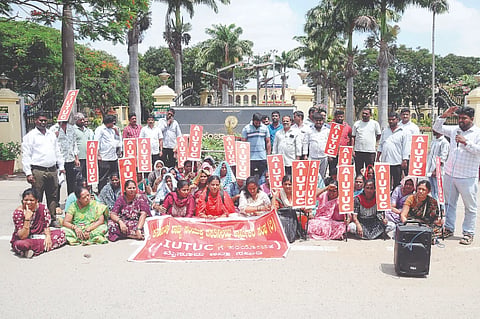 ವಿವಿಧ ಬೇಡಿಕೆ ಈಡೇರಿಸಲು ಆಗ್ರಹಿಸಿ ವಸತಿ ನಿಲಯಗಳ ಕಾರ್ಮಿಕರು ನಗರದಲ್ಲಿ ಪ್ರತಿಭಟನೆ ನಡೆಸಿದರು. ಎನ್.ಮುದ್ದುಕೃಷ್ಣ, ಬಿ.ರಾಜೇಶ್ ಇತರರಿದ್ದರು.