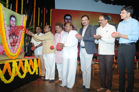 ಕಲಾಮಂದಿರದಲ್ಲಿ ಬುಧವಾರ ಆಯೋಜಿಸಿದ್ದ ಕಾರ್ಯಕ್ರಮದಲ್ಲಿ ಗಣ್ಯರು ಶ್ರೀ ಹಡಪದ ಅಪ್ಪಣ್ಣ ಭಾವಚಿತ್ರಕ್ಕೆ ಪುಷ್ಪ ನಮನ ಸಲ್ಲಿಸಿದರು. ಡಾ.ಡಿ.ತಿಮ್ಮಯ್ಯ, ಸಿ.ಎನ್.ಮಂಜೇಗೌಡ, ಡಾ.ಪಿ.ಶಿವರಾಜು, ಮುತ್ತುರಾಜ್ ಇತರರಿದ್ದರು.