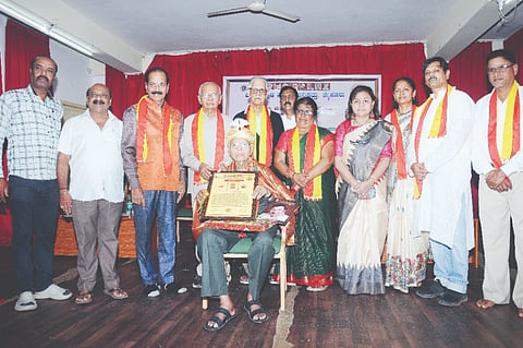  ಸಾಹಿತಿ ಸಿ.ಪಿ.ಕೃಷ್ಣಕುಮಾರ್(ಸಿಪಿಕೆ) ಅವರಿಗೆ ಡಾ.ಮಳಲಿ ವಸಂತಕುಮಾರ್ ದತ್ತಿ ಪ್ರಶಸ್ತಿಯನ್ನು ಪ್ರದಾನ ಮಾಡಲಾಯಿತು. ಪ್ರಧಾನ ಗುರುದತ್ತ, ಪ್ರೊ.ಕೆ. ಚಿದಾನಂದಗೌಡ, ಎಂ.ವಿ.ರೂಪಾ ಮಳಲಿ,  ಮಡ್ಡೀಕೆರೆ ಗೋಪಾಲ್,  ಜಿ. ಪ್ರಕಾಶ್, ಕೆಂಪಣ್ಣ ಇನ್ನಿತರರಿದ್ದರು.