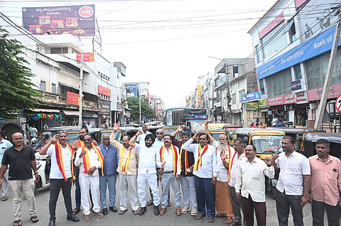 ಕಾವೇರಿ ಕ್ರಿಯಾ ಸಮಿತಿ ವತಿಯಿಂದ ಬುಧವಾರ ನಗರದ ಅಶೋಕ ರಸ್ತೆಯಲ್ಲಿ ಪ್ರತಿಭಟನೆ ನಡೆಯಿತು. ಕಾವೇರಿ ಕ್ರಿಯಾ ಸಮಿತಿ ಅಧ್ಯಕ್ಷ ಎಸ್.ಜಯಪ್ರಕಾಶ್, ಮುಖಂಡರಾದ ತೇಜೇಶ್ ಲೋಕೇಶ್ ಗೌಡ, ಮೆಲ್ಲಹಳ್ಳಿ ಮಹದೇವಸ್ವಾಮಿ, ಮೂಗೂರು ನಂಜುಂಡಸ್ವಾಮಿ, ಸುರೇಶ್ ಗೌಡ, ಕೆ.ಬಿ.ಲಿಂಗರಾಜು, ಸೋಮೇಗೌಡ, ಸಿಂಧುವಳ್ಳಿ ಶಿವಕುಮಾರ್ ಇದ್ದರು.