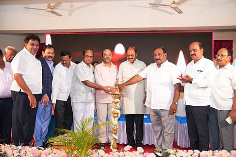 ಕರ್ನಾಟಕ ಭೋವಿ ಅಭಿವೃದ್ಧಿ ನಿಗಮದಿಂದ ಭಾನುವಾರ ಆಯೋಜಿಸಿದ್ದ ಕಾರ್ಯಕ್ರಮವನ್ನು ಗಣ್ಯರು ಉದ್ಘಾಟಿಸಿದರು. ಡಾ.ಯತೀಂದ್ರ ಸಿದ್ದರಾಮಯ್ಯ, ಕೆ.ಹರೀಶ್‌ಗೌಡ, ಡಾ.ತಿಮ್ಮಯ್ಯ, ರಾಮಪ್ಪ, ಕೆ.ರಂಗಸ್ವಾಮಿ, ಮರಿಸ್ವಾಮಿ ಇತರರಿದ್ದರು.