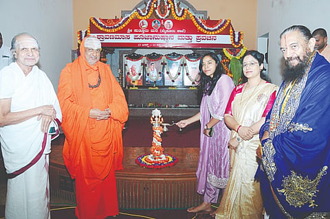   ಶ್ರೀ ಸುತ್ತೂರು ಮಠದಲ್ಲಿ ಆಯೋಜಿಸಿದ್ದ ಶ್ರಾವಣ ಮಾಸದ ಪೂಜಾನುಷ್ಠಾನ ಮತ್ತು ಪ್ರವಚನ ಕಾರ್ಯಕ್ರಮವನ್ನು ಡಿಸಿಪಿ(ಕಾನೂನು-ಸುವ್ಯವಸ್ಥೆ) ಡಾ.ಹರ್ಷಾ ಪ್ರಿಯಂವದ ಉದ್ಘಾಟಿಸಿದರು. ಶ್ರೀ ಶಿವರಾತ್ರಿ ದೇಶಿಕೇಂದ್ರ ಸ್ವಾಮೀಜಿ, ಶ್ರೀ ಇಳೈ ಆಳ್ವಾರ್ ಸ್ವಾಮೀಜಿ, ಎಂ.ಕೆ.ಸವಿತಾ ಇದ್ದರು