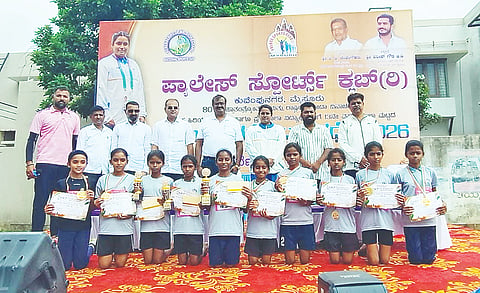 ಕುವೆಂಪುನಗರದ ಪ್ಯಾಲೇಸ್ ಸ್ಪೋರ್ಟ್ಸ್ ಕ್ಲಬ್‌ನಿಂದ ಆಯೋಜಿಸಿದ್ದ ಜಿಲ್ಲಾ ಮಟ್ಟದ ‘ಚಾಮುಂಡಿ ರನ್ ಓಟದ ಸ್ಪರ್ಧೆ-2026’ ವಿಜೇತರಿಗೆ ಬಹುಮಾನ ವಿತರಿಸಲಾಯಿತು. ನಾಗರಾಜ್ ವಿ.ಬೈರಿ, ಕೆ.ಎನ್.ಶಿಲ್ಪಾ, ಆರ್.ವೈ.ಅರುಣ್ ಪ್ರಕಾಶ್ ಇತರರು ಇದ್ದರು.