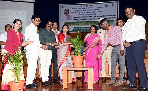 ಬೆಳಗಾವಿಯಲ್ಲಿ ಸೋಮವಾರ ಹಮ್ಮಿಕೊಂಡಿದ್ದ ಪೋಶ್ ಕಾಯ್ದೆ ಕುರಿತ ತರಬೇತಿ ಕಾರ್ಯಾಗಾರವನ್ನು ಡಾ.ನಾಗಲಕ್ಷ್ಮೀ ಚೌಧರಿ ಉದ್ಘಾಟಿಸಿದರು. ಪ್ರಶಾಂತ ತುರಮುರಿ, ರೂಪಾ ಆರ್., ನಿರಂಜನರಾಜೆ ಅರಸ, ರವಿ ದೊಡ್ಡಮನಿ, ರವಿ ಬಂಗಾರೆಪ್ಪನವರ ಇತರರಿದ್ದರು.