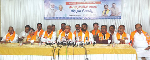 ಬೆಳಗಾವಿ ನಗರದ ಸುದ್ದಿಗೋಷ್ಠಿಯಲ್ಲಿ ಸಚಿವ ವಿ.ಸೋಮಣ್ಣ ಮಾತನಾಡಿದರು. ಈರಣ್ಣ ಕಡಾಡಿ, ಮಹಾಂತೇಶ ಕವಟಗಿಮಠ ಇತರರಿದ್ದರು.
