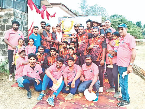 ಪೊನ್ನಂಪೇಟೆ ಶ್ರೀ ನಂದೀಶ್ವರ ಆಟೋ ಚಾಲಕರ ಸಂಘದಿಂದ ಆಯೋಜಿಸಿದ್ದ ಕ್ರಿಕೆಟ್ ಪಂದ್ಯಾವಳಿಯಲ್ಲಿ ಚಾಂಪಿಯನ್ ಪಟ್ಟ ಅಲಂಕರಿಸಿದ ಬಾಳೆಲೆಯ ಮಾರಮ್ಮ ಯೂತ್ ಕ್ಲಬ್ ತಂಡ.