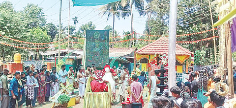  ವಿರಾಜಪೇಟೆ ತಾಲೂಕಿನ ಕಾನೂರು ಗ್ರಾಮದ ಬ್ರಹ್ಮಗಿರಿಪುರದಲ್ಲಿ  ಮುತ್ತಪ್ಪ ದೇವರ ಉತ್ಸವವನ್ನು ವಿಜೃಂಭಣೆಯಿಂದ ನೆರವೇರಿತು. ಆಡಳಿತ ಮಂಡಳಿಯ ಅಧ್ಯಕ್ಷ ಈಶ್ವರ, ಕಾರ್ಯದರ್ಶಿ ಕಾರ್ತಿಕ್ ಇತರರು ಇದ್ದರು. 