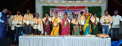 ಅರಕಲಗೂಡು ತಾಲೂಕಿನ ಬೆಟ್ಟಸೋಗೆ ಗ್ರಾಮದಲ್ಲಿ ಆಯೋಜಿಸಿದ್ದ ಸರ್ಕಾರಿ ಹಿರಿಯ ಪ್ರಾಥಮಿಕ ಶಾಲೆಯ ವಾರ್ಷಿಕೋತ್ಸವ ಸಮಾರಂಭದಲ್ಲಿ ವಿವಿಧ ಕ್ಷೇತ್ರದ ಸಾಧಕರನ್ನು ಸನ್ಮಾನಿಸಲಾಯಿತು. 