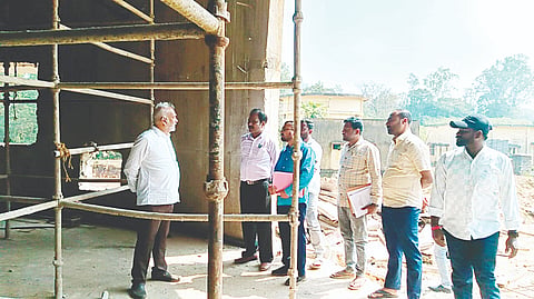 ಅರಕಲಗೂಡು ತಾಲೂಕಿನ ಮಲ್ಲಿಪಟ್ಟಣ ಏತ ನೀರಾವರಿ ಯೋಜನೆ ಜಾಕ್‌ವೆಲ್ ಕಾಮಗಾರಿಯನ್ನು ಶಾಸಕ ಎ. ಮಂಜು ಪರಿಶೀಲಿಸಿದರು. ಇಂಜಿನಿಯರ್ ಪುಟ್ಟಸ್ವಾಮಿ, ದೀಪಕ್ ಇದ್ದರು. 