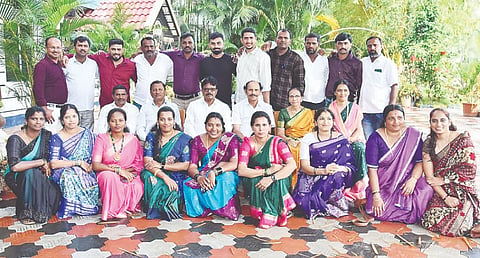 ಅರಕಲಗೂಡು ತಾಲೂಕಿನ ಹನ್ಯಾಳು ಶಾಲೆಯಲ್ಲಿ ಶಿಕ್ಷಕರ ದಿನಾಚರಣೆಗೆ ಪ್ರಯುಕ್ತ ನಡೆದ ಗುರುವಂದನೆ ಕಾರ್ಯಕ್ರಮದಲ್ಲಿ ರಾಷ್ಟ್ರ ಪ್ರಶಸ್ತಿ ಪುರಸ್ಕೃತ ಶಿಕ್ಷಕ ಶಿಕ್ಷಕ ಟಿ. ಮಲ್ಲೇಶ್, ರಾಜ್ಯ ಪ್ರಶಸ್ತಿ ಪುರಸ್ಕೃತ ಶಿಕ್ಷಕರಾದ ಕಾಳಬೊಯಿ ಹಾಗೂ ಶಿಕ್ಷಕರಾದ ಮನೋರಮಾ, ಮಹದೇವಪ್ಪ, ಜಾವೀದ್ ಪಾಷಾ ಮತ್ತು ಶ್ರೀದೇವಿ ಅವರನ್ನು ಹಳೆಯ ವಿದ್ಯಾರ್ಥಿಗಳು ಗೌರವಿಸಿದರು. 